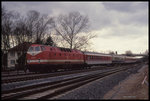 DR 229186 erreicht hier bei typischem Aprilwetter am 1.4.1994 um 15.26 Uhr mit dem IC 653  Emil Nolde  nach Dresden Schwarzenbek.