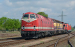 Geschoben von 261 020 rollt 229 147 der CLR am 21.05.16 durch das Gleisfeld des Hafen Magdeburg. Die Loks wurden im Rahmen des Magdeburger Familienfestes ausgestellt.
