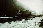 18.März 1993 Bf.-Gehlberg  ausfahrend  232 217-0 (Bw UM = Meiningen ) mit E 3979 in Richtung vor Brandleitetunnel Oberhof Bild 3 Aufnahme mit Schwarz/weiß Dia von Agfa Iso 100 mit Kamera