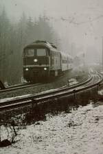 18.März 1993 Bf.-Gehlberg  ausfahrend  232 217-0 (Bw UM = Meiningen ) mit E 3979 in Richtung vor Brandleritetunnel Oberhof Bild 2 Aufnahme mit Schwarz/weiß Dia von Agfa Iso 100 mit Kamera Minolta X-300s