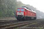 232 241-0 fhrt am 14. April 2009 um 8:20 Uhr durch den leicht nebligen Morgen in Duisburg Neudorf