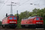 232 553-8 und 232 587-6 warten am 20. Mai 2009 um 19:24 Uhr in Duisburg Obermeiderich gemeinsam auf Weiterfahrt