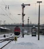 Bei Temperaturen um die -10C hat 232 569-4 am 19.12.2009 im Bahnhof Altenburg ihren Zug umfahren.