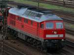 Lokportait 232 238-6 als sie am 10.08.2010 den Bahnhof Schwandorf mit einem Schotterzug verlsst.