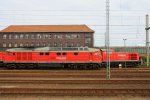 Im Vordergrund 232 909-2 von Railion, dahinter steht 294 798-4 auch von Railion stehen in Wanne-Eickel-HBF bei schnem Sonnenschein am 21.7.2012.