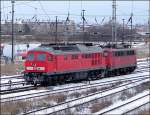 Das ganze noch einmal aber von hinten.140 168-8 schleppt die 232 204-7 in den Hbf Stralsund.