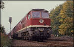132437 hat hier bei Obersuhl am 3.10.1990 nicht nur einen Güterzug am Haken. Sie ist zusammen mit einer Schwesterllok in Richtung Eisenach unterwegs.