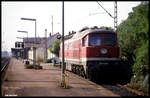 132425 wartet im damaligen Grenzbahnhof Helmstedt am 5.10.1991 um 11.39 Uhr auf den nächsten Einsatz vor einem Zug in Richtung Magdeburg.