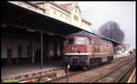 DR 232454 fährt hier solo am 21.3.1992 durch den Bahnhof Aschersleben.