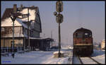 232291 wartet mit dem Personenzug 14551 nach Bleicherode Ost am 3.2.1993 um 11.35 Uhr im Bahnhof Bleicherode Stadt.
