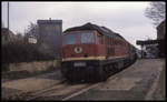 232014 hält hier am 18.2.1993 um 15.46 Uhr mit dem Ex 9484 nach Magdeburg im Bahnhof Hettstedt.