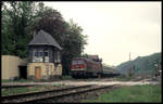 232425 verlässt am 6.5.1993 um 11.15 Uhr mit dem D 2501 nach Würzburg den Bahnhof Plaue.