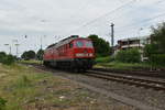 Am gesterigen Tag hatte die 232 472-1 Flachwagen in eine Kaserne in Mönchengladbach gebracht und am heutigen Frohnleichnamtag holt sie die Wagen nun beladen wieder ab.
Leider ist der Zug am Abend über die Gummibahn an Dennis Fiedler und mir vorbei gefahren auf seinem Weg von Rheindahlen nach Osterfeld, bevor es von dort aus nach Polen geht.31.5.2018