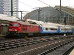 232 005-9 hat Ausfahrt in Berlin-Ostbahnhof, am Haken Weirussische Reisezugwagen. Der Zug endet in Berlin- Hauptbahnhof. Auf dem Dach der Lok fehlen die Trme ber den drei groen Lftern. 
(16.06.2007) 