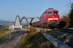 Zwischen Kluftern und Fischbach zieht 232 609-8 auf Grund einer baustellenbedingten Streckensperrung zwischen Radolfzell und Konstanz einen umgeleiteten Güterzug von Singen nach Lindau (18.11.2020).