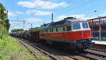 DB Cargo AG, Mainz mit ihrer  232 658-5  (NVR:  92 80 1232 658-5 D-DB ) und einem gemischten Güterzug am 25.06.24 Höhe Bahnhof Werder.