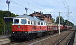 DB Cargo AG, Mainz mit ihrer  232 079-4  (NVR:  92 80 1232 079-4 D-DB ) und einem gemischten Güterzug Richtung Rbf. Seddin am 26.07.24 Durchfahrt Bahnhof Lübben (Spreewald).