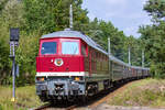 WFL Strandexpress Nr. 2 mit der Lok 232 601 vor der ehm. Ladestrasse in Prora von Potsdam Hbf kommend zum Ostseebad Binz. Interessant wär mal bei dieser Lok  ein neuer Spitzname  Trabant  die Zahl 601. - 24.08.2024 
