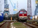 232 004-2 mit Kesselzug im Nordhafen von Stralsund.