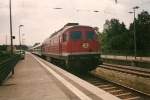 232 233 im Juni 1999 vor einem Interregio in Binz.Zum Zeitpunkt meiner Aufnahme war der Bahnsteig simlich leer und das war im Sommer.
