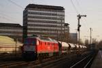 232 908-4 mit einem Kalkzug bei der Durchfahrt durch Dsseldorf-Rath am 28.03.2011