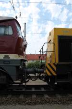 Vergleich zweier Ost Lokomotiven. Einmal 232 223 und eine V 100. Beide abgestellt am 04.08.2013 im Bahnhof Gaimersheim.