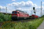 Ganz gemächlich fuhr 232 528-0 am 09/08/2014 mit einem Bauzug durch Porz-Wahn in Richtung Köln.