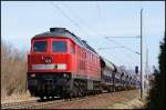 232 704-7 ist am 01.04.2011 mit einem Dünger-Leerzug nach Poppendorf in der Steigung zwischen Hbf Stralsund und Langendorf unterwegs.