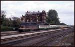 Mit einem bunt gemischten Reichsbahn Schnellzug, bestehend auch aus DR Stadtbahn Express Wagen, hält 131174 am 19.10.1991 um 13.53 Uhr in Genthin. Der D-Zug war auf dem Weg nach Halberstadt.