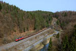 Zum Abschluss des Fotoausfluges ins Pegnitztal wurde dann noch der Rote Fels zwischen Lungsdorf und Rupprechtstegen erklommen. Hier wurde der EZ 51081 von Seddin nach Nürnberg Rbf erwartet, der glücklicherweise ca. eine Stunde vor Plan lief. Geführt wurde der gemischte Güterzug von 232 330, die Zugbildung begeisterte mich dann allerdings weniger. Von daher wird es hier einen neuen Anlauf mit diesem Motiv geben.