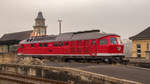 Der Fotograf des Bildes ist fasziniert von diesem Foto! 232 690-8 von EBS mit neuer Lackierung inmitten der Ruinen des Zeitzer Bahnhofes! Das Wetter rundet die Sache ab.