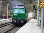 DIESELLOK 232 413-5 (LUDMILLA) DER SRS IN KIRCHEN/SIEG
Noch so ein schöner  Rücken - die bildschöne dunkelgrüne 232 413-5  LUDMILLA ,
1976 an die DR ausgeliefert,erst seit 17.3.20 an die SRS (SALZLAND RAIL SERVICE)
in BERNBURG/SAALE vermietet,auf Fahrt durch KIRCHEN/SIEG in Richtung BETZDORF/KÖLN
am 3.4.2020...