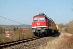 232 535-5 der WFL war am Nachmittag des 25.3.2022 mit einem Kirow-Kranwagen von Richtung Gera kommend nach Saalfeld/Saale unterwegs.