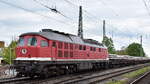 BUDAMAR WEST GmbH, Saalburg-Ebersdorf mit der ehemaligen LEG Ludmilla  232 701-3  (NVR:  92 80 1232 701-3 D-BDMW ) und einem Schwellenzug am 11.05.23 Vorbeifahrt Bahnhof Magdeburg-Neustadt.