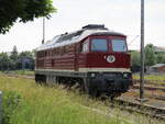 Neben dem Parkplatz am Bahnhof Sonneberg parkte,am 05.Juni 2023,die WFL 232 356.