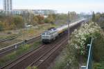 Hier ein Beispiel, warum Fenster und Tren an Lokomotiven geschlossen sein sollen (lterer Forumsbeitrag).
Gipszug mit ITL W 232-09 am 26.10.2006 auf dem Berlinder Aussenring in Wartenberg.