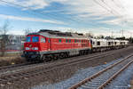 233 525 überführt die drei defekten 077 001, 247 043 und 247 057 von Mühldorf über München in Richtung Saarbrücken. München-Lagwied 10.12.2017