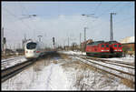 Ein ICE auf dem Weg in Richtung Erfurt erreicht hier am 27.2.2005 den Bahnhof Großkorbetha. Rechts stehen geparkt 232254 und die 233643.