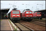 Lokomotiv Treffen im Bahnhof Berlin Schönefeld am 1.6.2007.
Von links: RE 7 mit 143566-8, in der Mitte 233450-6 und rechts RB nach Senftenberg mit 143346-5.