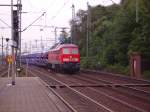 233 689-9 fhrt mit vielen Autos durch Hamburg-Harburg in Richtung Cuxhaven.