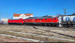 152 167-3 (Siemens ES64F) schleppt 233 698-0 (232 698-1 | 132 698-2) und Güter unterschiedlichster Art in die Zugbildungsanlage (ZBA) Halle (Saale) und wurde auf Höhe des Bahnsteigs 12/13 von Halle(Saale)Hbf fotografiert.

🧰 DB Cargo
🕓 2.3.2023 | 11:41 Uhr