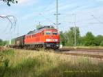 Am 11.07.06 fhrt 233 515 mit einem Hangartner-Zug im Bahnhof Muldenstein auf das Bahnhofsgleis von Muldenstein.