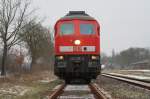 In Hagenow kommt die 233 616-2 bis an den Bahnbergang gefahren um gleich wieder ihre Wagons in die Bundeswehrkaserne zu schieben. 02.02.2009 
