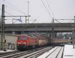 233 204-7 brummt mit einem Autotransportzug der Carrail-Logistics aus Cuxhaven durch Hamburg-Harburg nach Maschen Rbf.