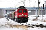 233 314 zieht an ihrer alten Heimat dem Bw Stralsund, von der Insel Rgen kommend, am 22.02.2010 dran vorbei nach Rostock