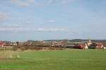 233 206 mit einem Militrzug vor der Stadtkulisse von Vilseck am 09.04.2010