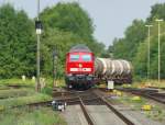 233 367-2 schlngelt sich mit ihrem Gaskesselwagenzug durch die Einfahrt zum Bahnhof Mhldorf.