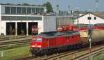 233 511-5 fhrt mit ihrem Gz in den Bahnhof Mhldorf ein. Aufgenommen am 15.07.2010.