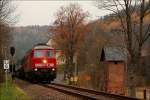 Am 16.11.2012 rollt ein Militrtransport durchs Flhatal. Hier sehen wir den Zug in der Ortslage Falkenau mit dem schnen alten Trafohuschen im Hintergrund.
