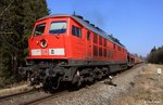 DB 233 176-7 (Bj 1975, Lokomotivfabrik Woroschilowgrad) mit Ganzzug Autotransport 49996 bei Ausfahrt Betriebsbahnhof Großalbershof nach Kreuzung mit einem RE, KBS 870  Neustadt Waldnaab - Nürnberg, fotografiert am 14.03.2014 